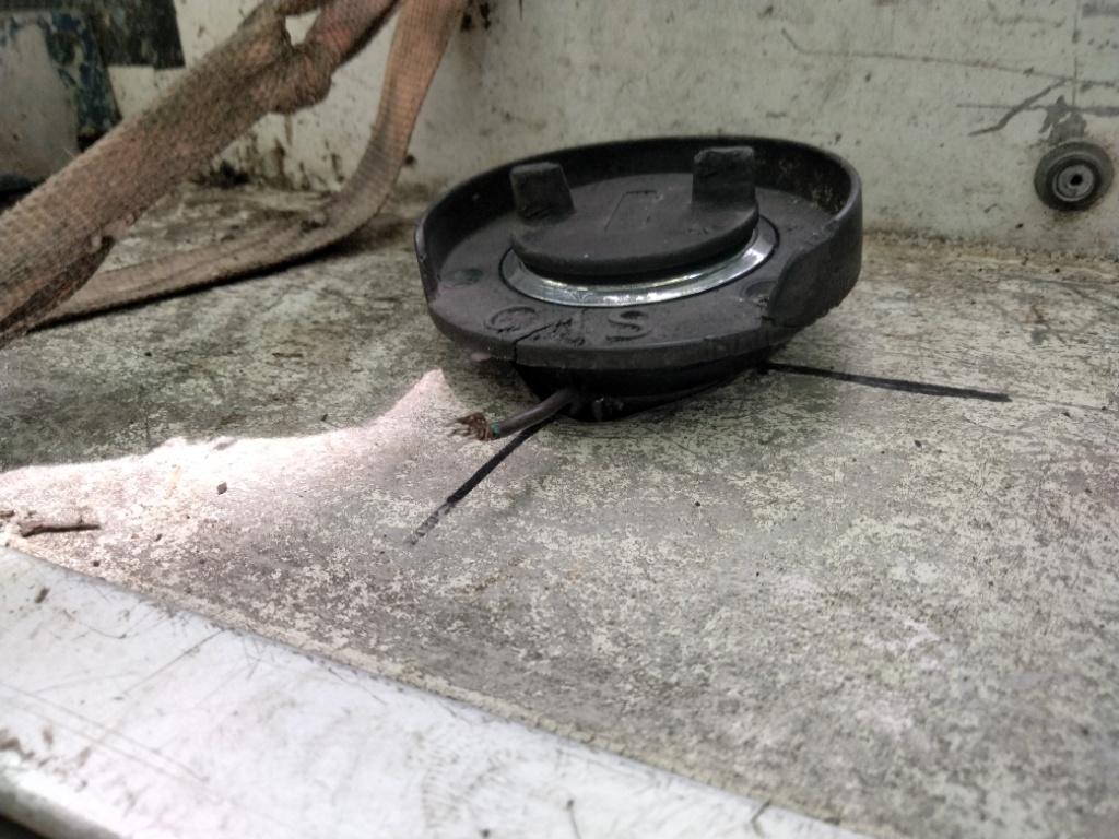 old fuel cap.jpg