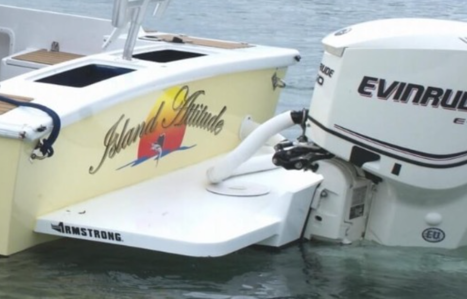 outboard bracket with swim platform.png